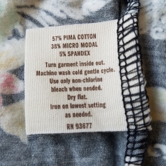 Small Black and Floral Crop Top - Picture 5 of 6